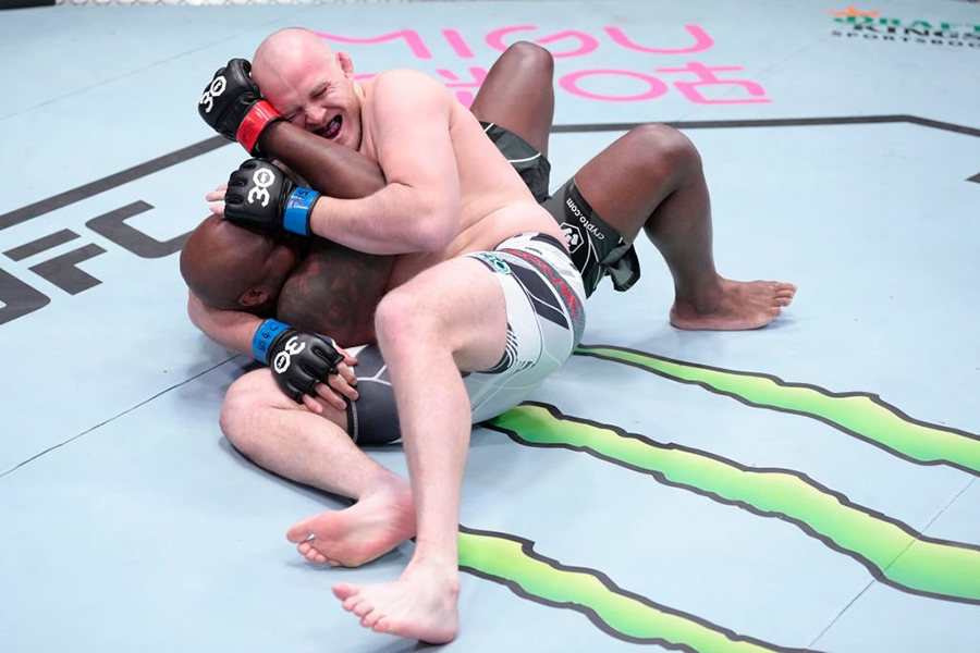 Спивак уничтожил Льюиса в главном бою UFC Fight Night 218